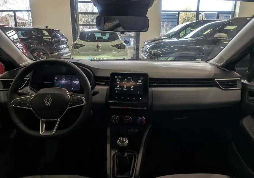 Vue intérieure de la Renault Clio V Blue dCi 100 CH Evolution 2025, tableau de bord et volant au premier plan.