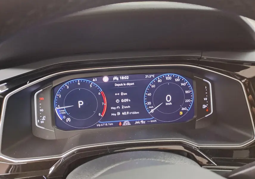 Vue rapprochée du combiné d'instruments digital bleu et noir du Volkswagen Taigo 2025, affichant vitesse et compte-tours.