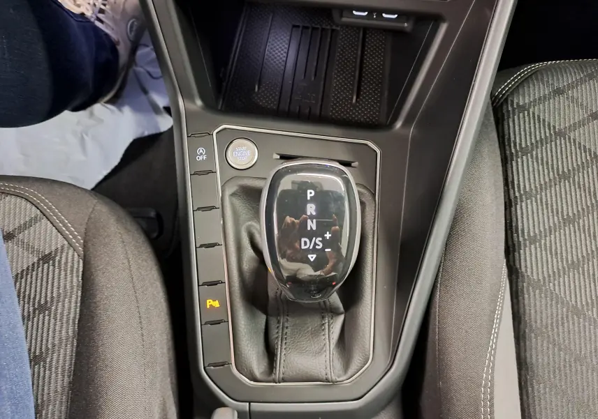 Vue rapprochée du levier de vitesse automatique noir avec indications blanches dans l'habitacle du Volkswagen Taigo 2025.