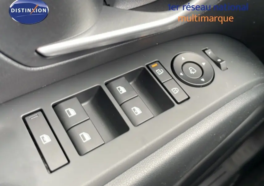 Gros plan sur les commandes des vitres et rétroviseurs côté conducteur du Hyundai Tucson blanc Atlas 2026.