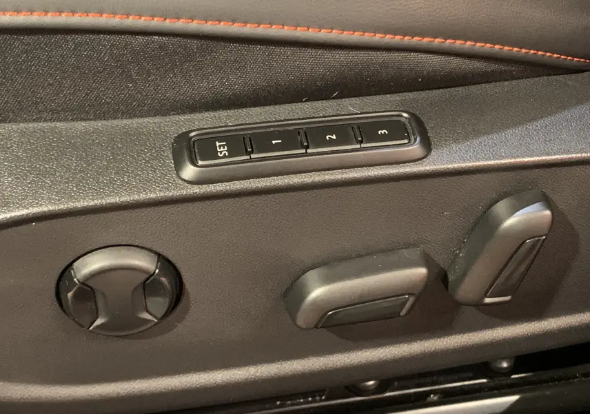 Boutons de réglage électrique des sièges avec mémoire sur la porte intérieure d'une SEAT Leon gris 2020 E-HYBRID.