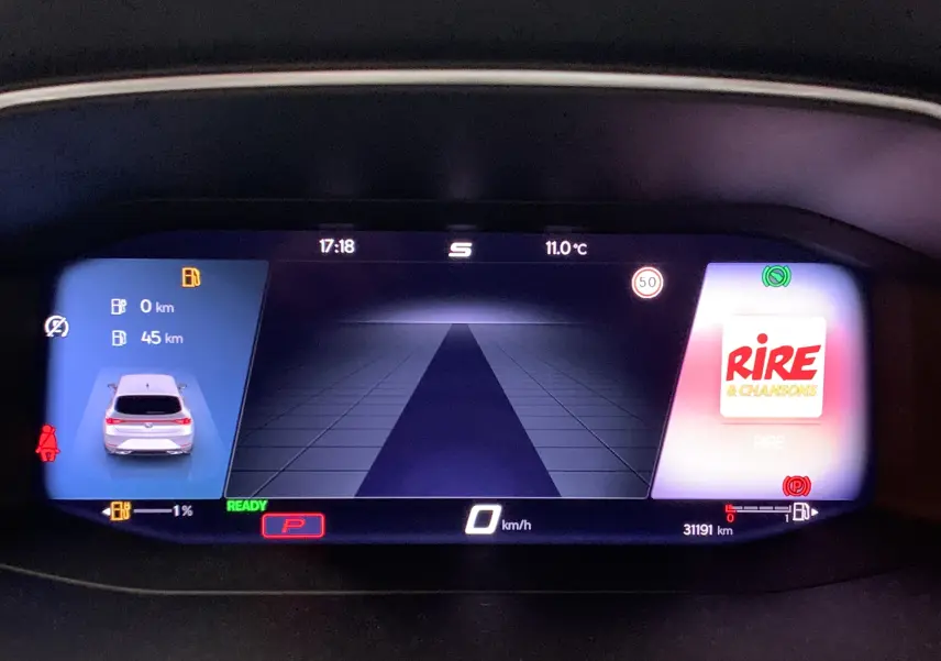 Tableau de bord numérique du SEAT Leon E-HYBRID 204 FR DSG6 affichant autonomie, vitesse et radio Rire & Chansons.