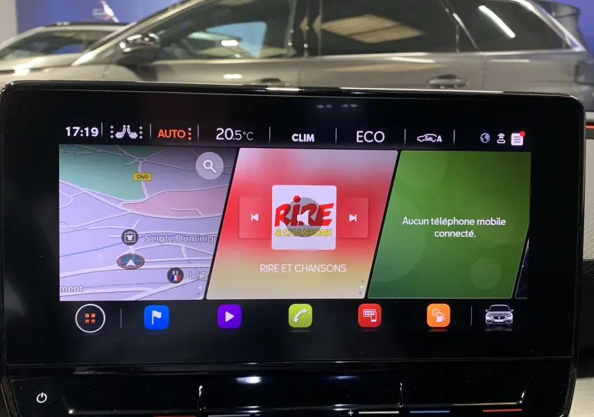 Écran tactile central de la SEAT Leon gris montrant la navigation, la radio et l'interface connectée en intérieur.