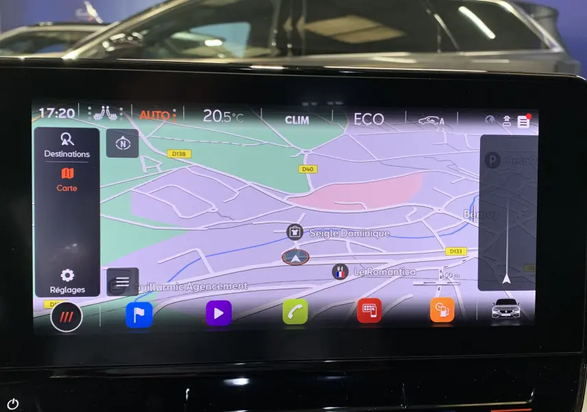Écran tactile de navigation du tableau de bord d'une SEAT Leon gris, affichant une carte détaillée et des icônes colorées.