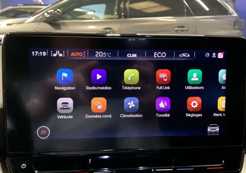 Écran tactile central affichant le menu multimédia d'une SEAT LEON gris, avec icônes colorées sur fond noir.