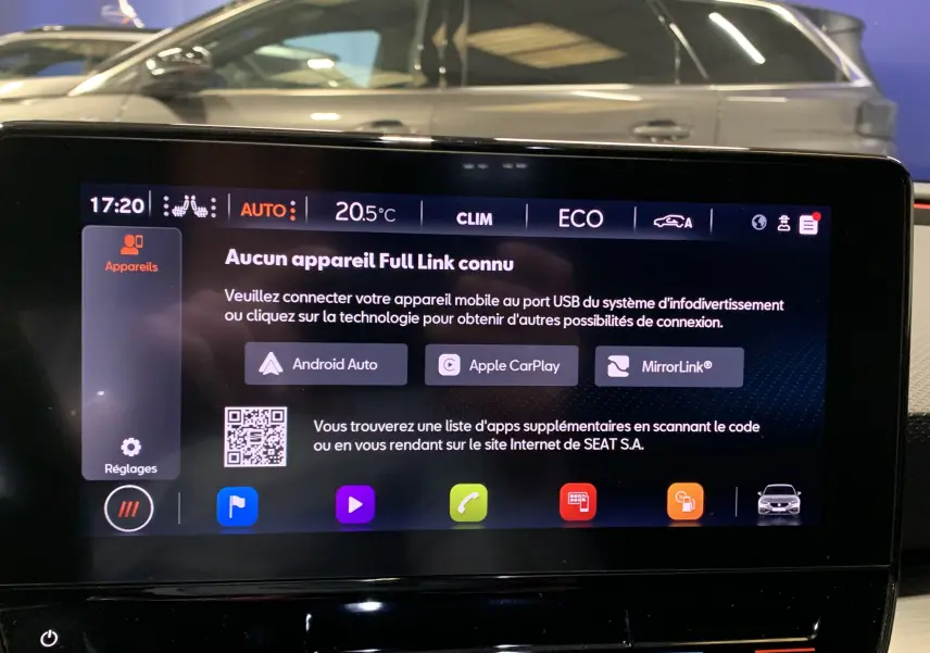 Écran tactile du système multimédia SEAT Leon E-HYBRID 2020 affichant options Android Auto, Apple CarPlay et MirrorLink