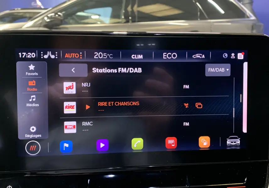 Écran tactile multimédia de la SEAT LEON E-HYBRID 204 FR DSG6 affichant les stations FM/DAB en intérieur véhicule.