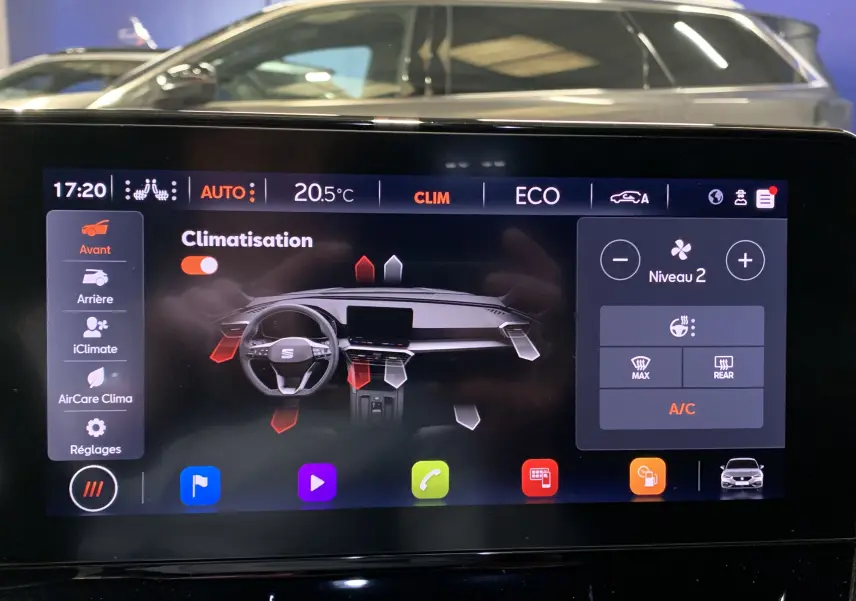 Écran tactile intérieur du SEAT Leon E-HYBRID 204 FR montrant les réglages de climatisation à 20,5°C.