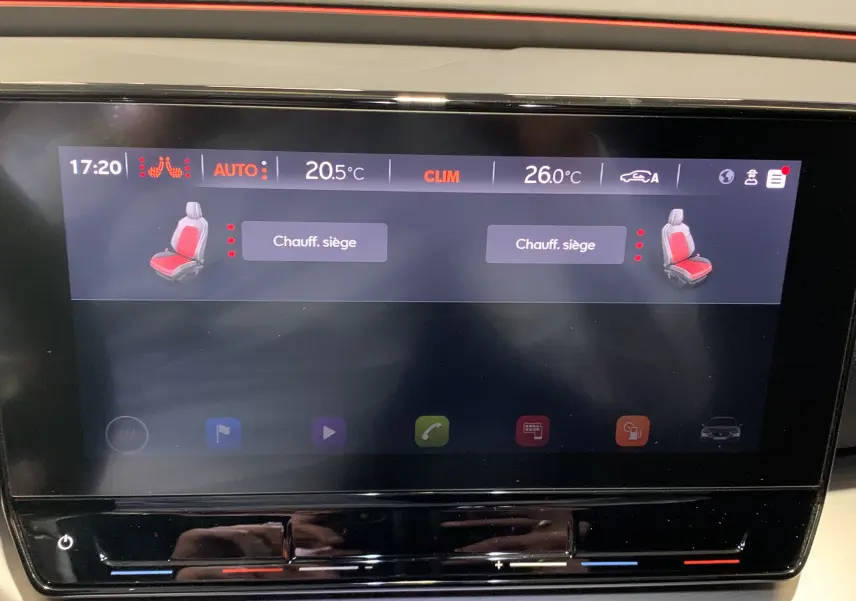 Écran tactile intérieur du SEAT Leon E-HYBRID 204 FR gris, affichant la commande de chauffage des sièges avant.