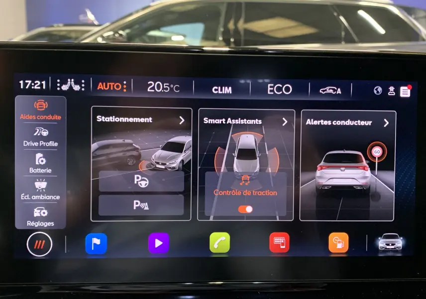 Écran tactile intérieur du SEAT Leon E-HYBRID 204 FR DSG6 affichant les aides à la conduite en mode ECO.
