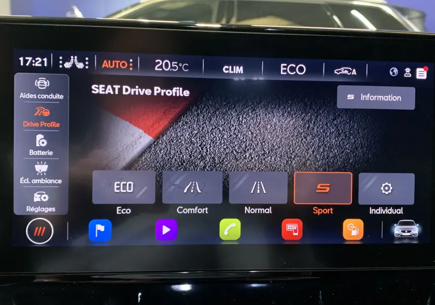 Écran tactile intérieur du SEAT Leon E-HYBRID 204 FR affichant les modes de conduite avec sélection sur Sport.