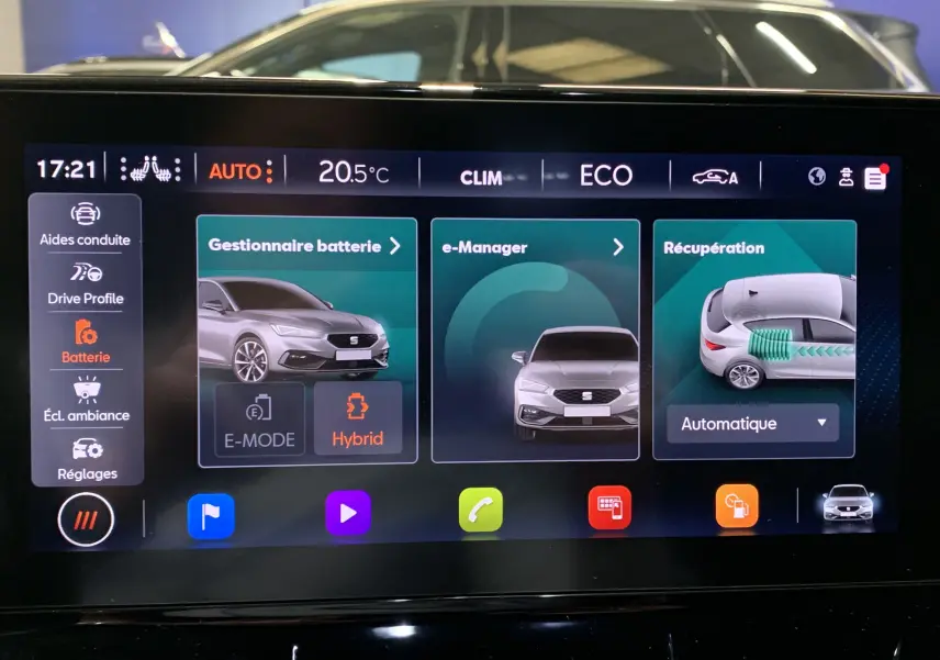 Écran tactile du tableau de bord montrant les modes batterie et récupération d'une SEAT Leon gris vue de face en miniature.