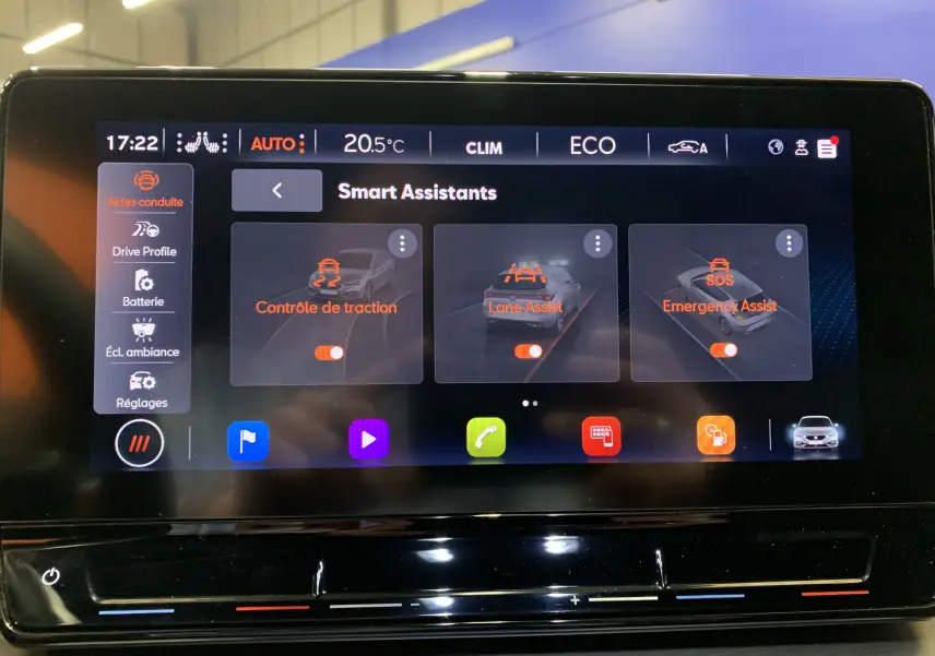 Écran tactile central de la SEAT Leon E-HYBRID 204 FR affichant les assistants de conduite en mode ECO.