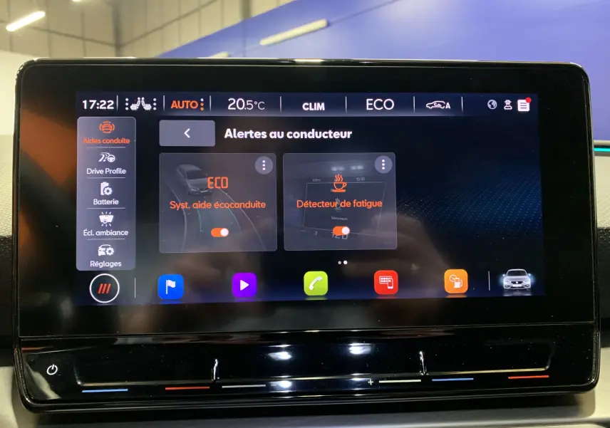 Écran tactile intérieur de la SEAT LEON E-HYBRID 204 FR DSG6 affichant les alertes au conducteur en mode ECO.