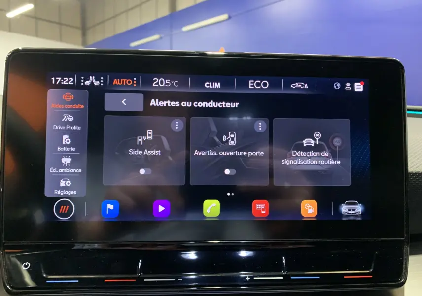 Écran tactile intérieur du SEAT Leon E-HYBRID 2020 affichant les alertes au conducteur en mode ECO.