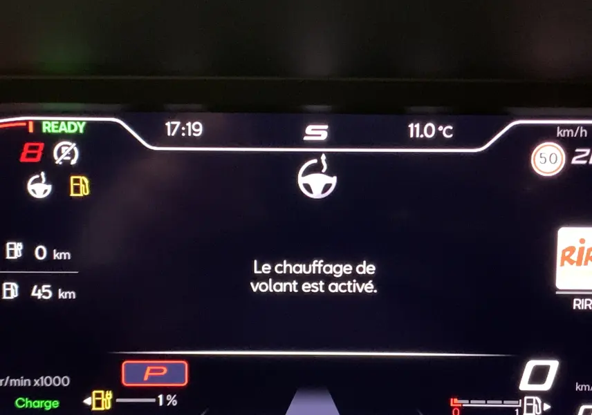 Affichage numérique du tableau de bord de la SEAT LEON E-HYBRID 204 FR DSG6, indiquant le chauffage du volant activé.