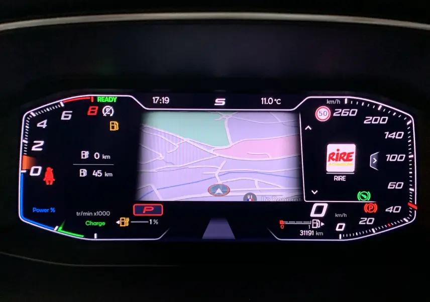 Tableau de bord numérique du SEAT Leon E-HYBRID 2020 affichant la navigation, vitesse et indicateurs hybrides.