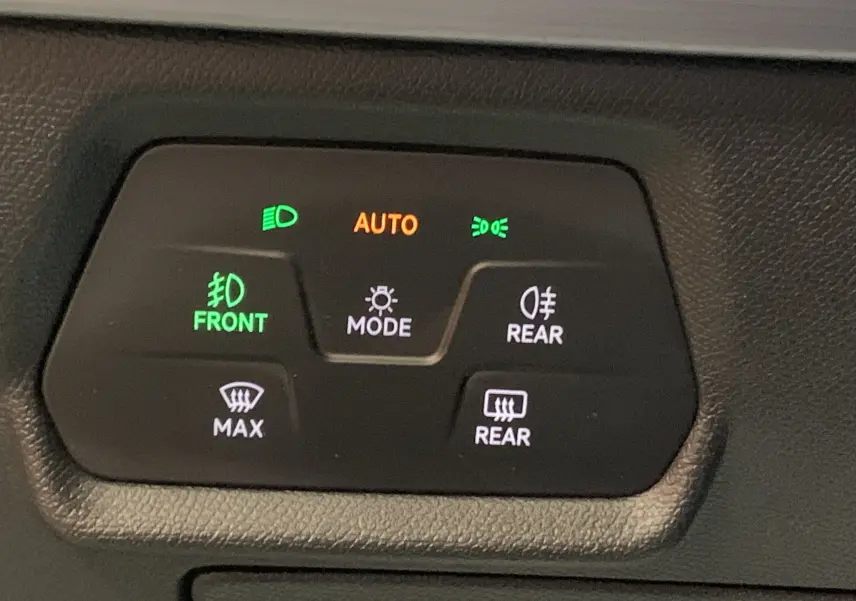 Panneau de commandes d'éclairage intérieur de la SEAT LEON E-HYBRID 204 FR DSG6, avec voyants verts et orange allumés.