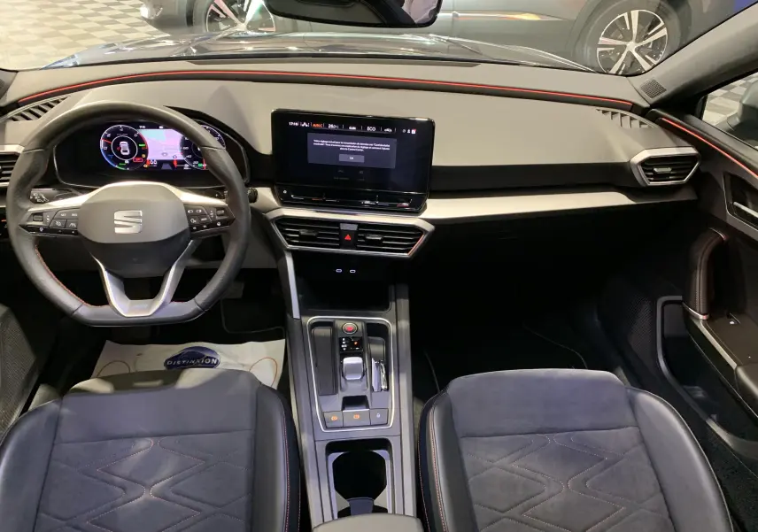 Intérieur de la SEAT LEON E-HYBRID 204 FR DSG6 2020, vue avant centrée sur le tableau de bord et volant multifonction noir.