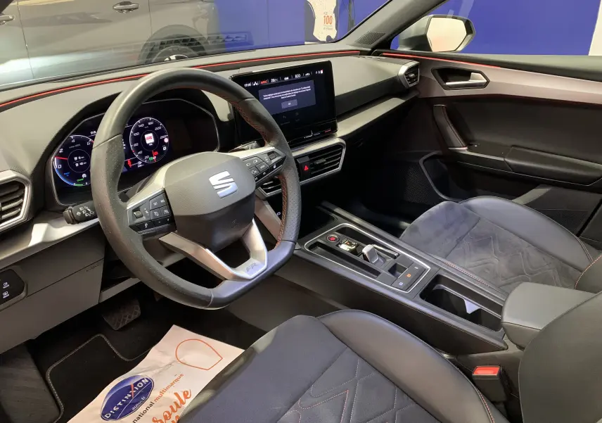 Intérieur de la SEAT LEON E-HYBRID 204 FR 2020, vue côté conducteur, volant multifonction et sièges en alcantara gris.