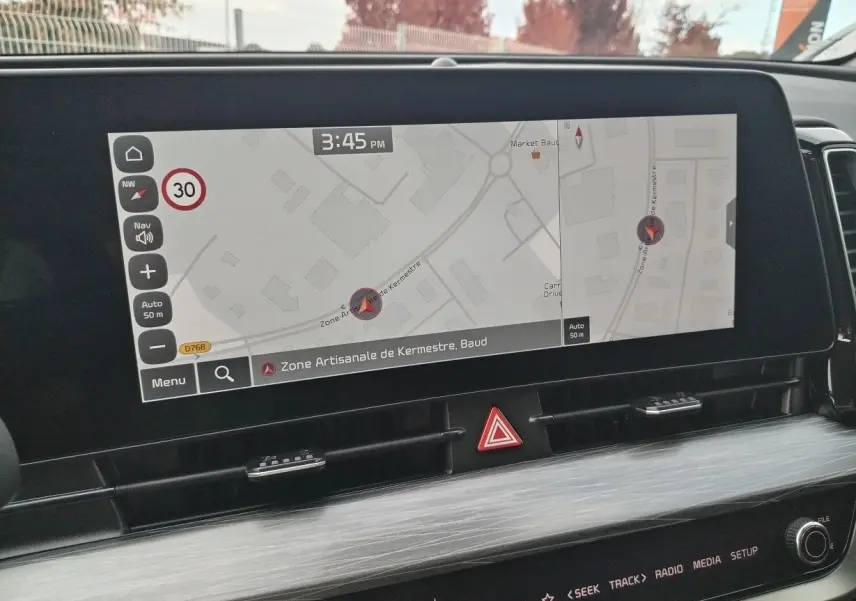Écran tactile central du Kia Sportage 2025 affichant la navigation GPS avec carte et informations de trajet.