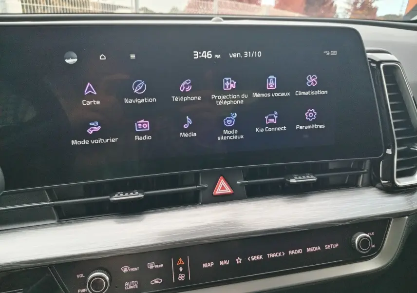Écran tactile central du Kia Sportage gris perle 2025 affichant les options de navigation et climatisation.
