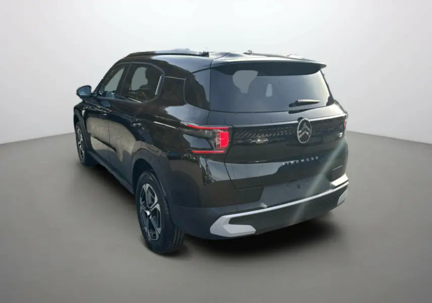 Vue 3/4 arrière droite d'un Citroën C3 Aircross noir Perla Nera avec feux arrière LED et jantes alu 17 pouces.