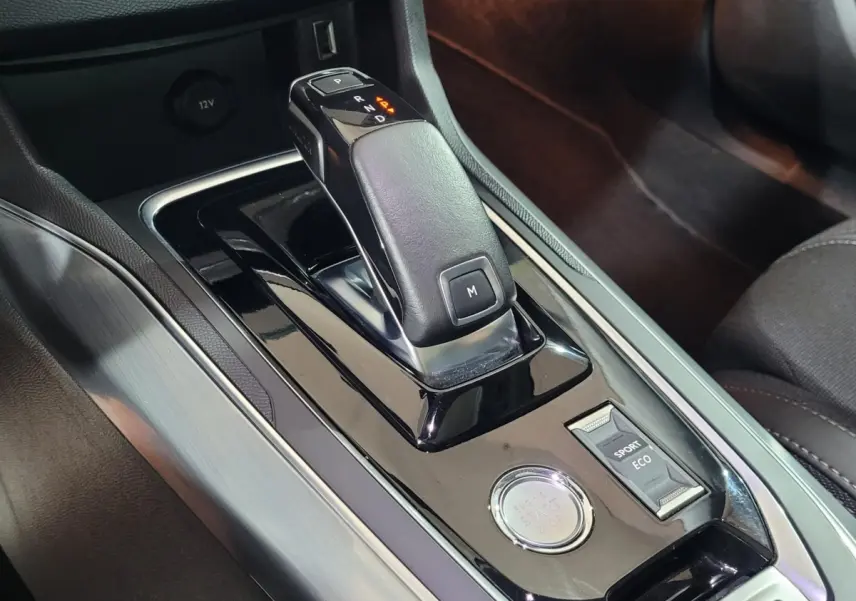 Gros plan sur la console centrale de la Peugeot 308 2020, boîte auto avec levier cuir et bouton démarrage.