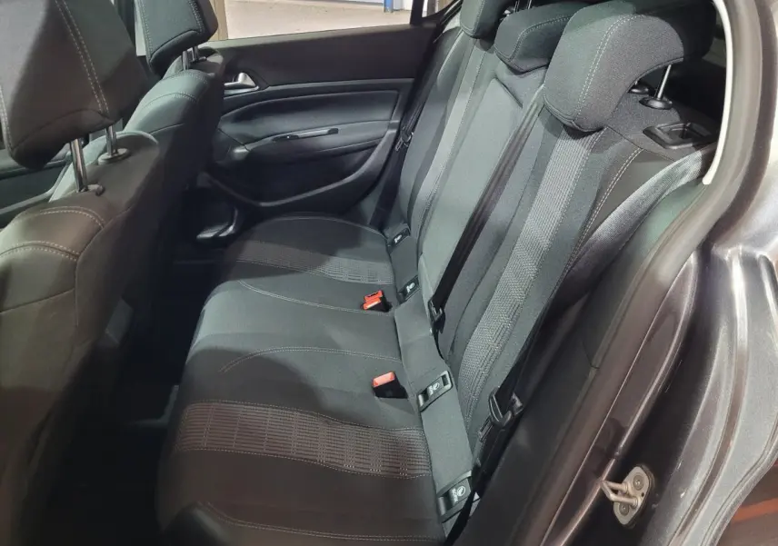 Vue côté droit de la banquette arrière gris foncé de la Peugeot 308 avec ceintures et appuie-têtes visibles.