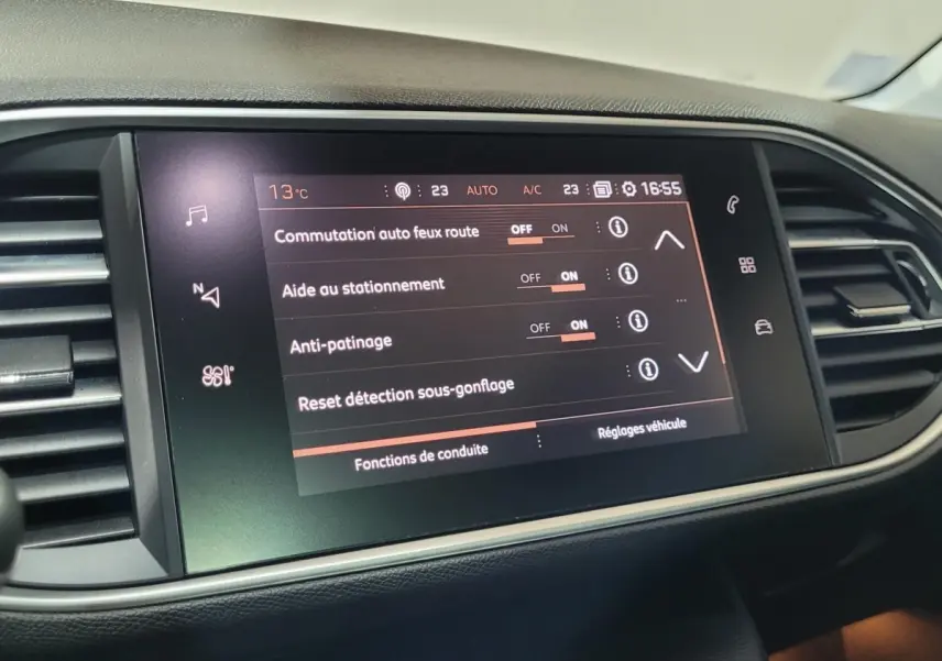Écran tactile central affichant les réglages d'aide à la conduite dans l'habitacle d'une Peugeot 308 gris foncé.
