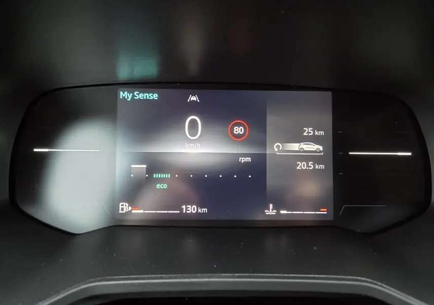 Affichage numérique du tableau de bord de la Renault Clio 2025 montrant la vitesse, mode My Sense et autonomie.