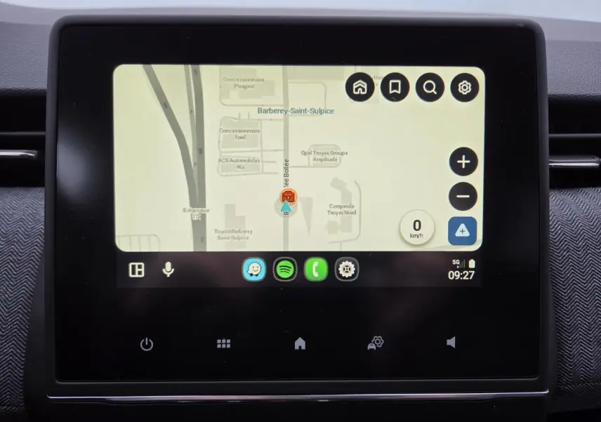 Vue rapprochée de l'écran tactile central du tableau de bord de la Renault Clio V gris schiste, affichant la navigation GPS.