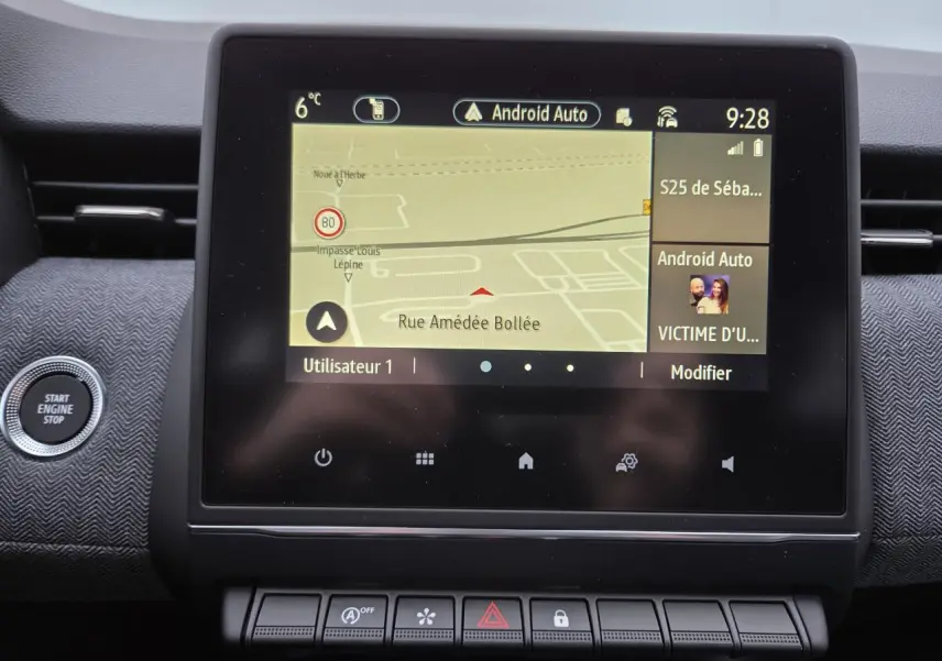 Écran tactile central de la Renault Clio 2025 affichant la navigation Android Auto, entouré de commandes noires et tableau de bord gris.