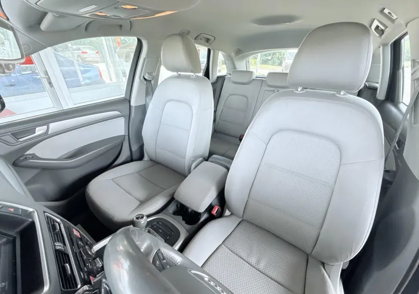 Vue intérieure côté conducteur de l'Audi Q5 2014 avec sièges gris clairs et volant partiellement visible.
