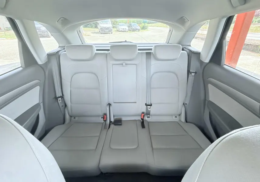 Vue intérieure arrière montrant les sièges arrière gris clair de l'Audi Q5 2014, avec appuie-têtes et ceintures visibles.