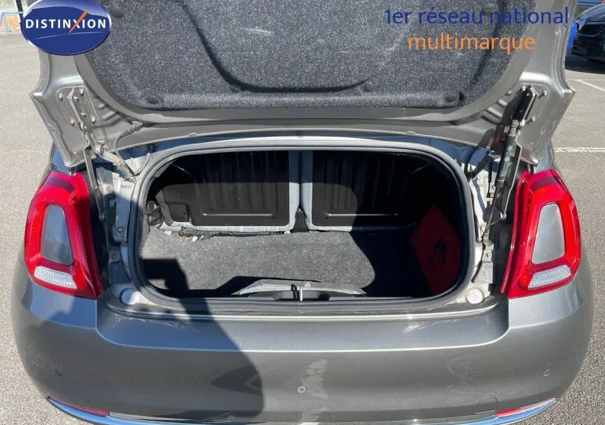 Coffre ouvert vu de l'arrière d'une Fiat 500C 1.2 69CH Lounge gris métallisé Electroclash, feux arrière rouges visibles.