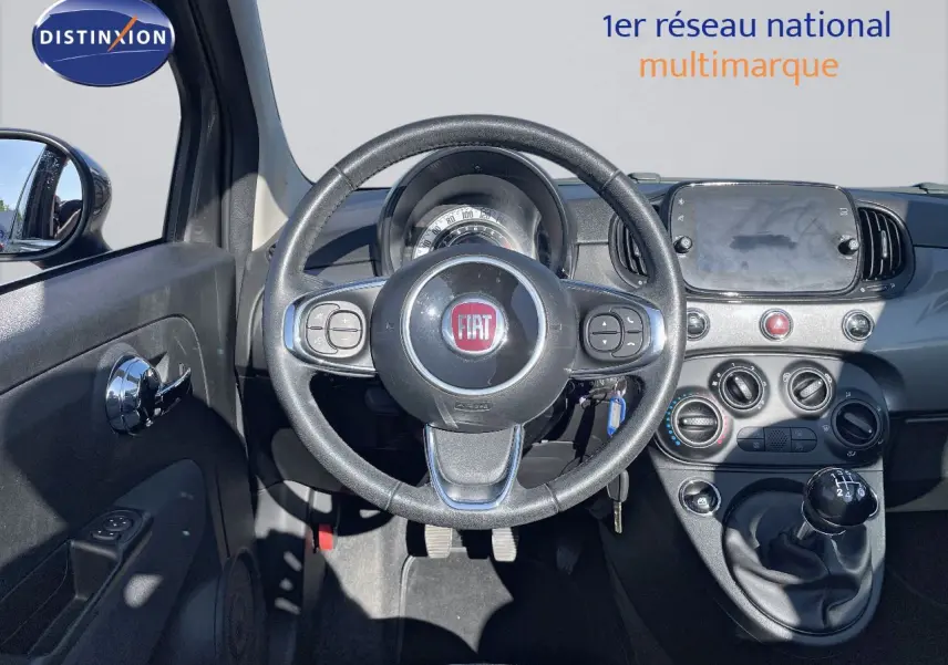 Vue intérieure du tableau de bord et volant d'une Fiat 500C 2019 avec boîte manuelle et finitions noires.