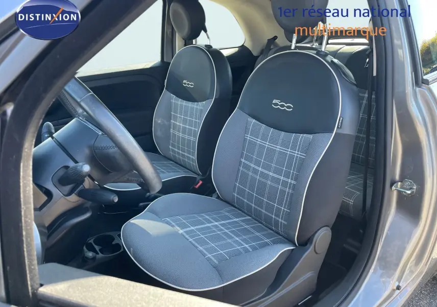 Vue intérieure côté conducteur de la FIAT 500C grise avec sièges tissu gris à motif écossais et logo 500 brodé.