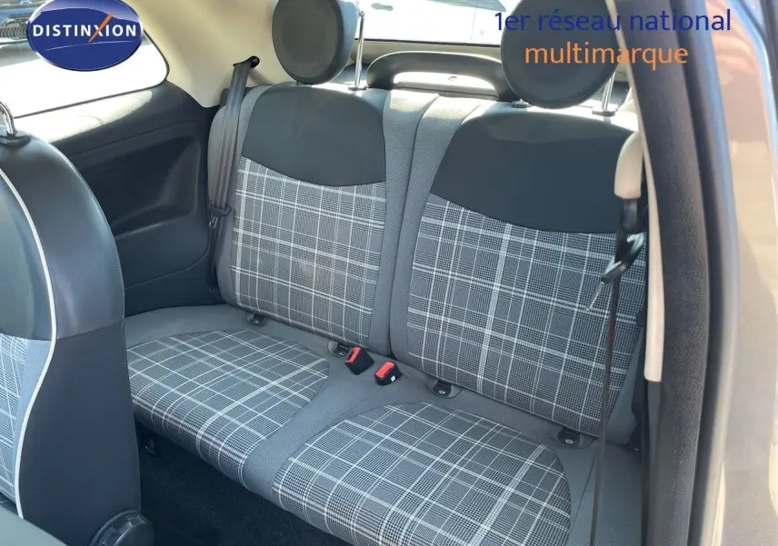 Vue intérieure sur les sièges arrière gris à motif tartan de la Fiat 500C 2019, porte ouverte côté droit.