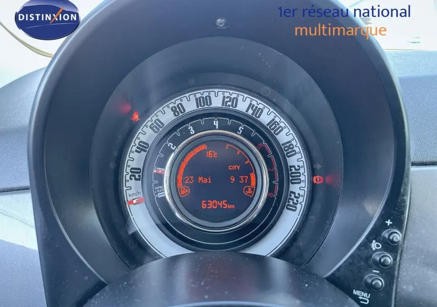 Vue rapprochée du tableau de bord de la Fiat 500C gris électroclash, affichant le compteur et l'ordinateur de bord digital.
