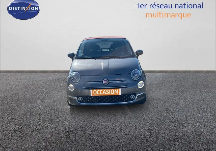 Vue frontale d'une FIAT 500C grise Electroclash avec toit rouge, sur fond neutre en extérieur.