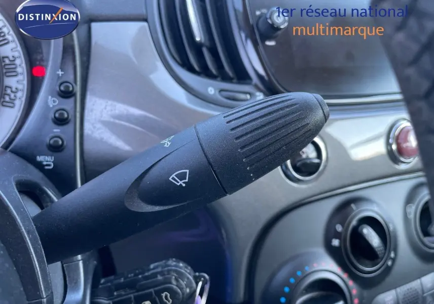 Gros plan sur la commande d’essuie-glace dans l’habitacle gris métallisé de la Fiat 500C 2019.