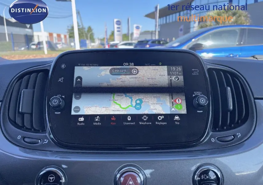 Tableau de bord de la FIAT 500C gris électroclash, vue frontale centrée sur l'écran tactile GPS allumé.