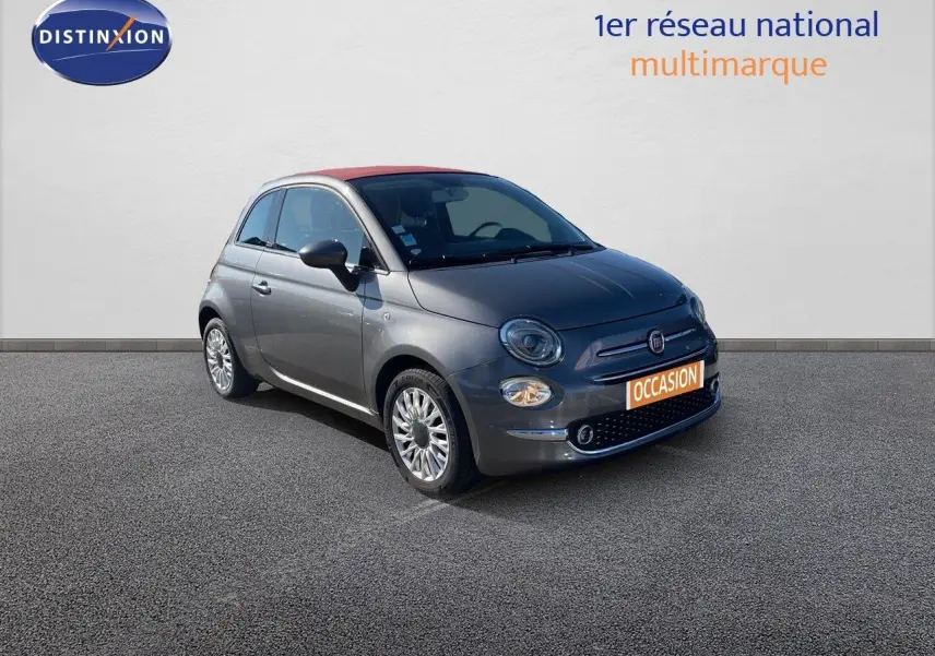 Fiat 500C gris métallisé vue 3/4 avant droit avec toit rouge et jantes alliage sur fond neutre.