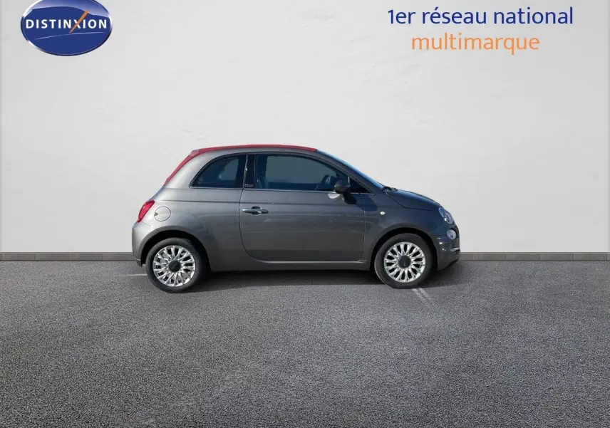 Profil côté gauche d'une Fiat 500C 2019 gris électroclash avec toit rouge, en version 1.2 69CH Lounge essence.
