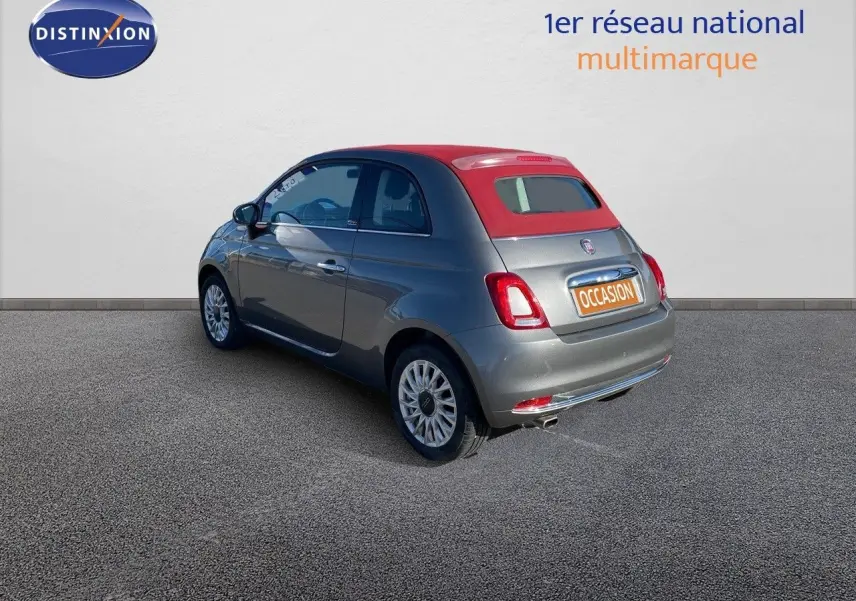 Fiat 500C 2019 gris électroclash vue 3/4 arrière droit avec toit rouge et jantes alliage 15 pouces.