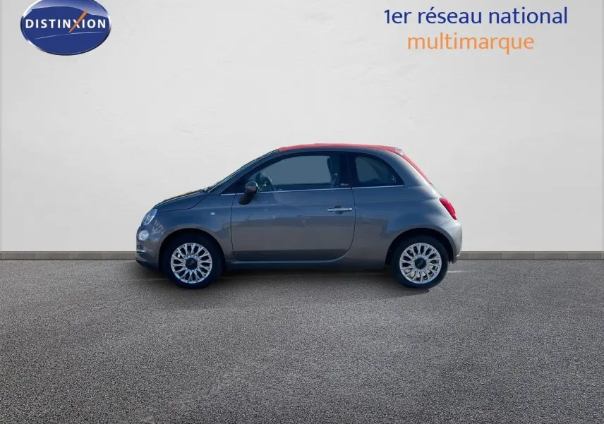Profil droit d'une FIAT 500C grise électroclash avec toit rouge, sur fond neutre extérieur.