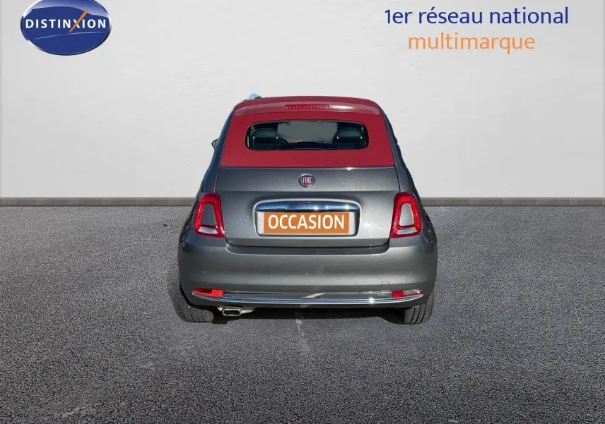 Vue arrière d'une Fiat 500C grise électroclash avec toit rouge, affichant une plaque "OCCASION" sur fond neutre.