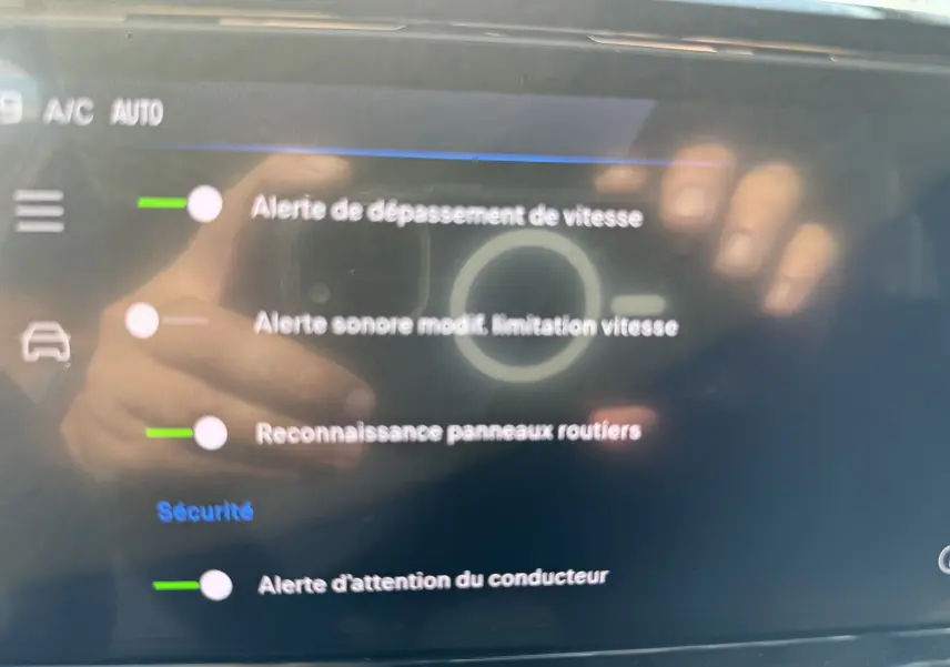 Écran tactile du système de sécurité du Peugeot 2008 Hybrid 145ch Allure 2025 affichant les alertes d'aide à la conduite.