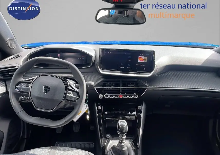 Intérieur de la Peugeot 2008 2024 bleu Vertigo, vue du tableau de bord avec volant et écran tactile central.